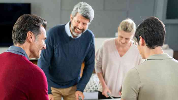 Amis jouant à la maison