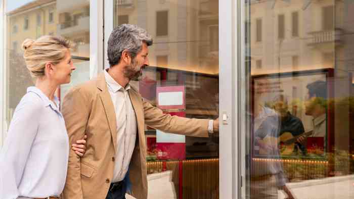 Un couple entrant dans un centre auditif Amplifon
