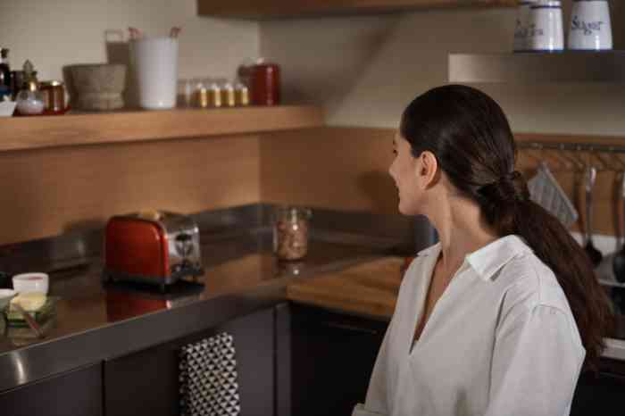 profil d’une femme qui sourit.