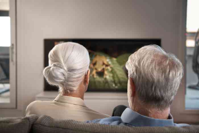 grands-parents regardant la télé.