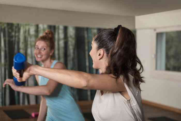 groupe de femmes s’entraînant ensemble à la salle de sport.