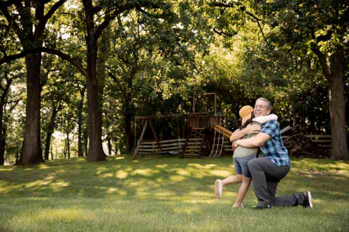 Enfant et grand-père s'étreignant dans le jardin