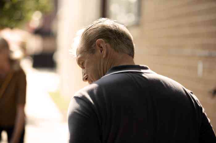 papa promenant le chien dans la rue.