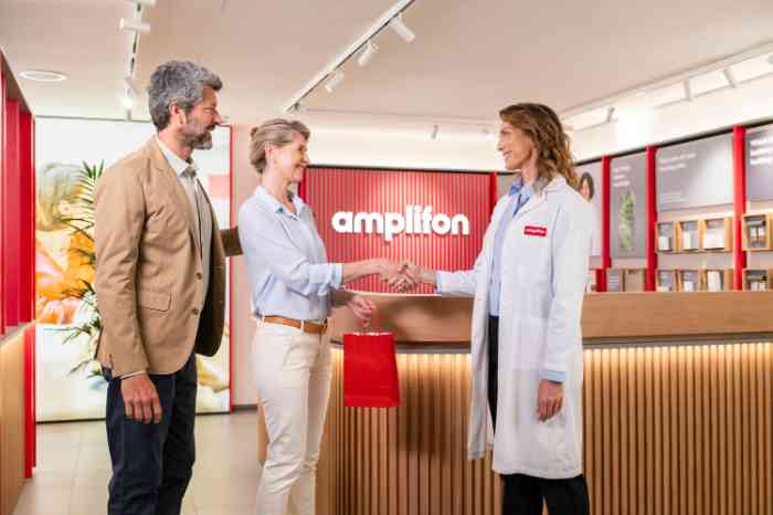 Audiologiste Amplifon dans l'un des magasins.
