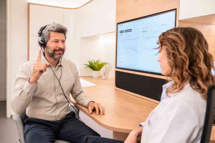 Une femme réalisant un test auditif dans un centre Amplifon