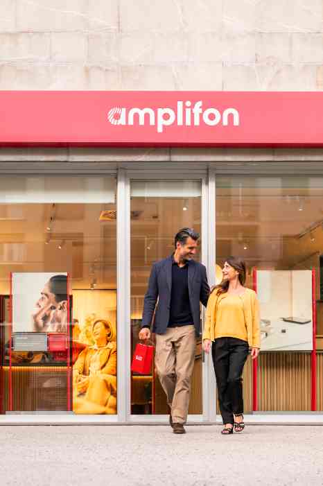 Couple devant un centre Amplifon