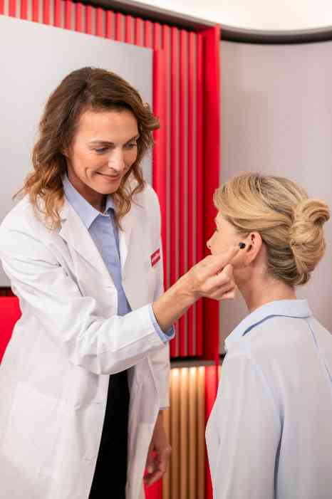 Groupe de personnes assises à une table
