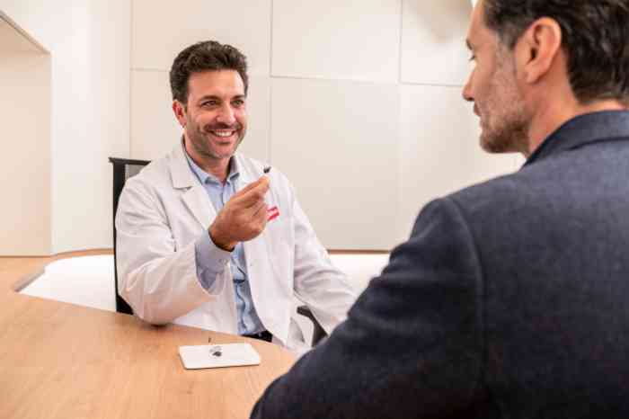 Enfants avec leurs grands-parents dans la cuisine