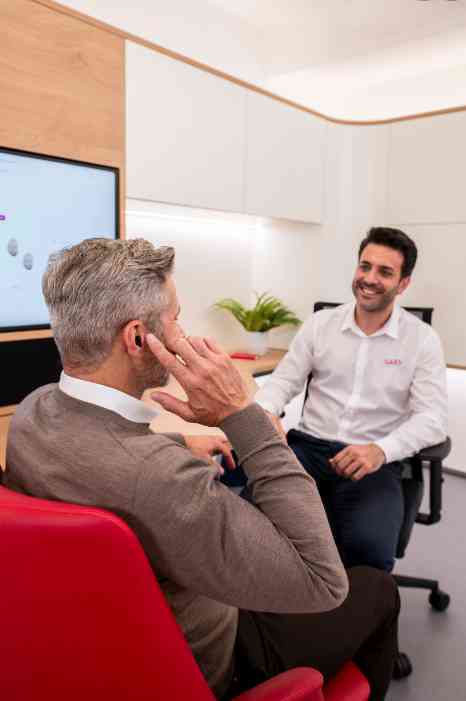 Deux clients dans la salle d'attente d'un magasin Amplifon