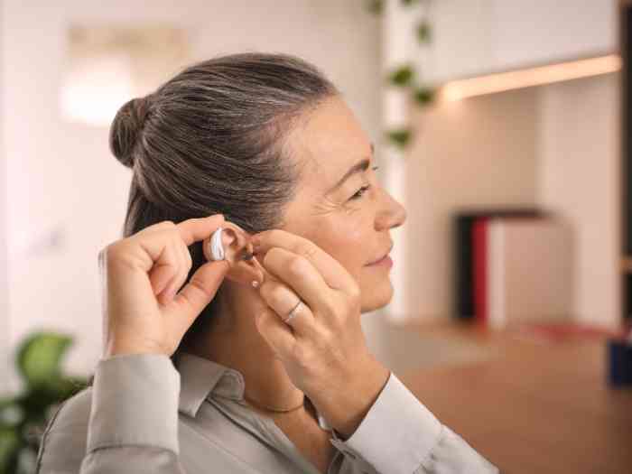 Femme de profil portant un appareil auditif
