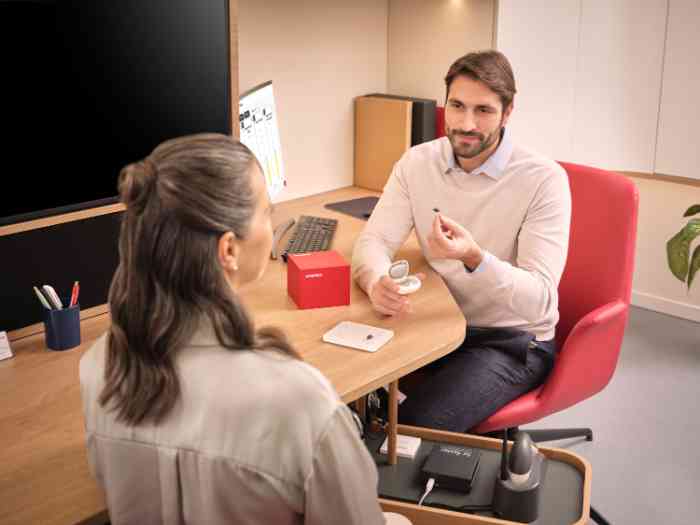 audiologiste montrant Ampli Mini sans porter de blouse.