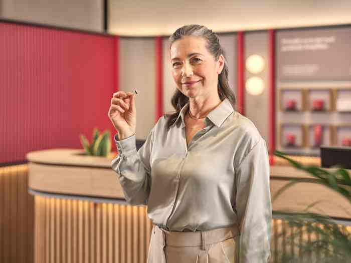 client tenant un produit Mini transparent.