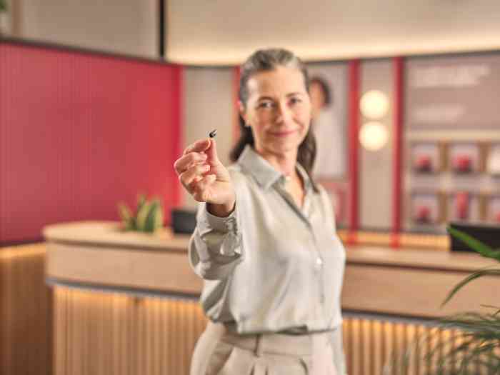 client montrant un produit Mini Titanium.