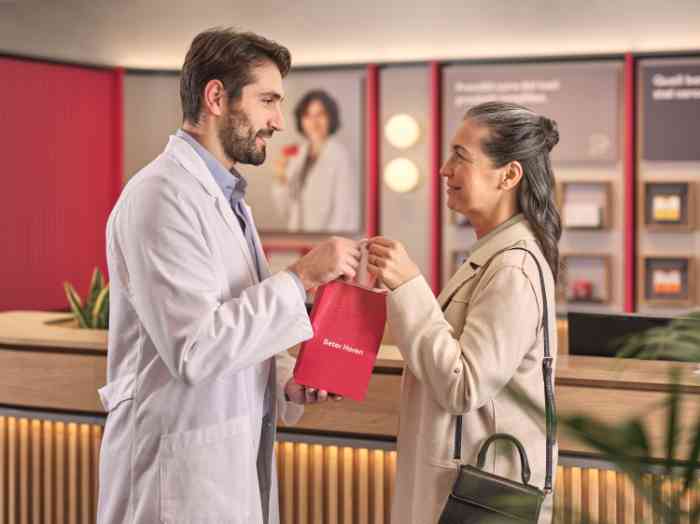 femme saluant l'audiologiste en blouse dans un magasin Beter Horen.