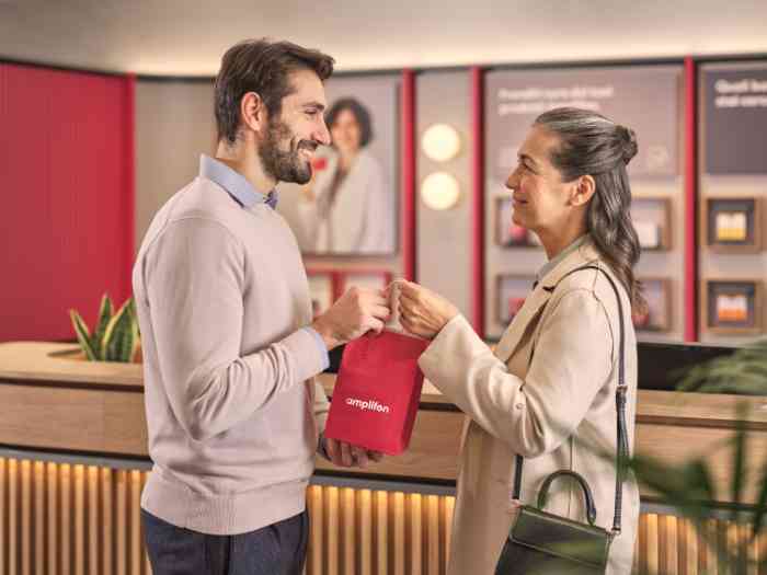femme saluant l'audiologiste sans blouse dans un magasin Amplifon.