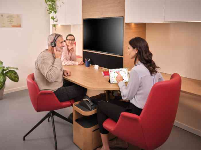 un couple faisant un test auditif avec un Otopad avec un audiologiste sans blouse.