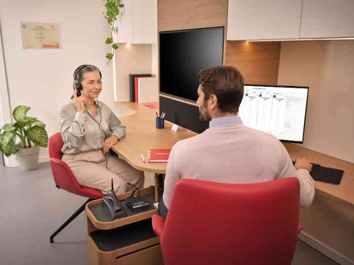 femme faisant un test auditif avec un audiologiste sans blouse.