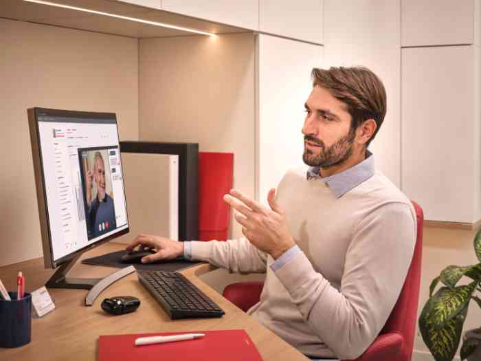 audiologiste sans blouse menant une consultation à distance.