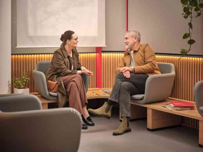 couple en attente dans la salle d'attente d'un magasin.