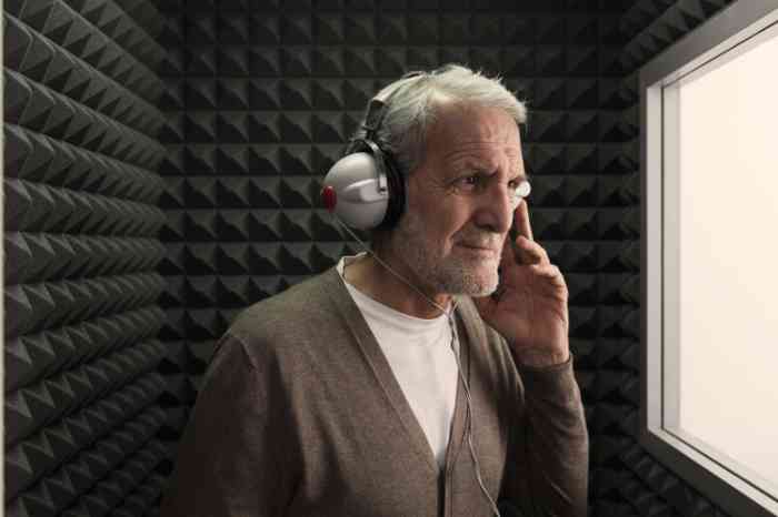 Une femme senior réalisant un test auditif dans un centre Amplifon