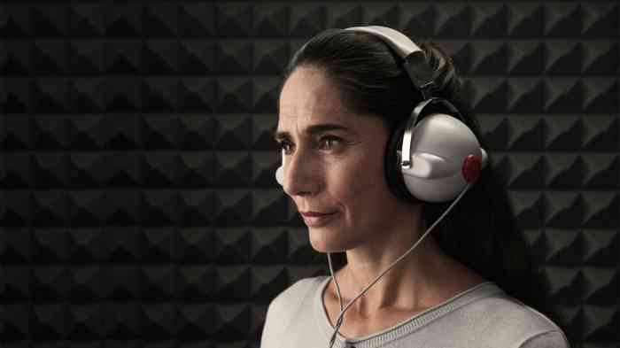 Femme portant des écouteurs d'audiométrie pour un test auditif