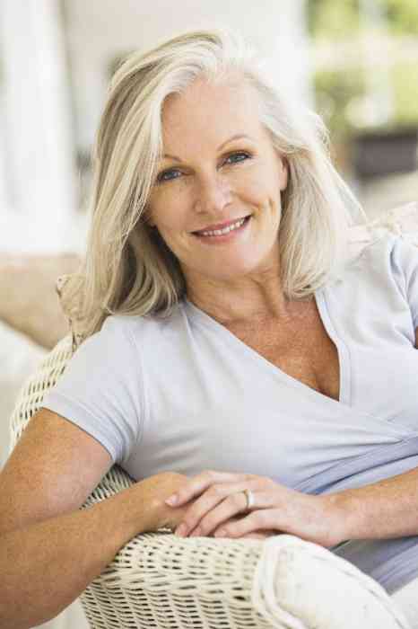 gros plan d'une femme qui sourit.