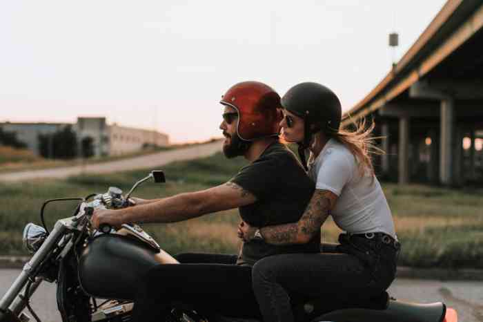 couple sur une moto.
