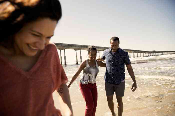 Des amis se promenant sur la plage