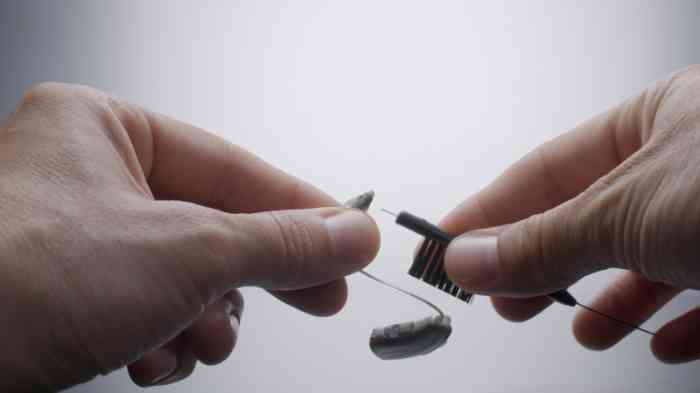 Un senior travaillant le bois dans un atelier 