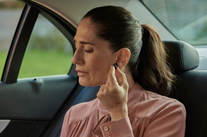 Des amis se promenant sur la plage
