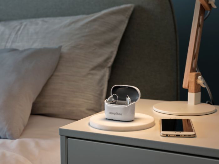 Aide auditive dans l'étui sur une table de chevet