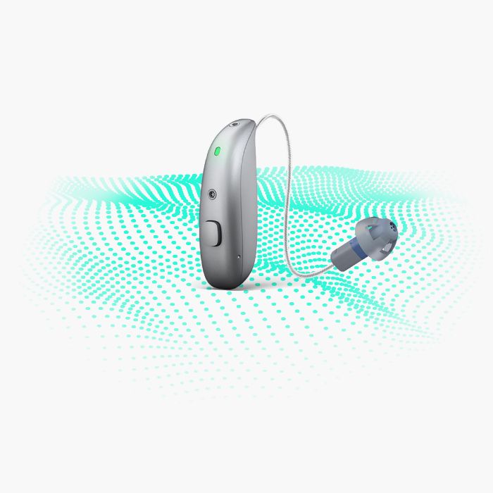 Un couple utilisant ensemble une tablette