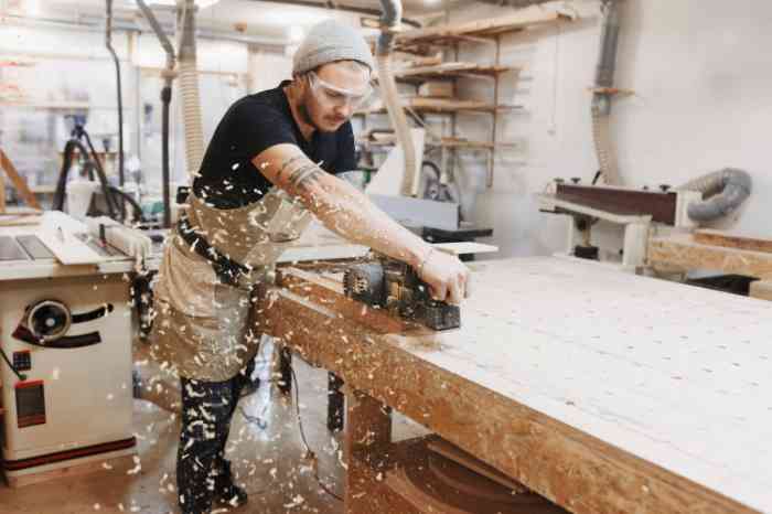 Un homme travaillant le bois dans un atelier