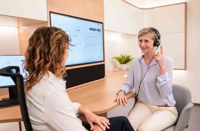Client en train de réaliser un test auditif dans un centre Amplifon.