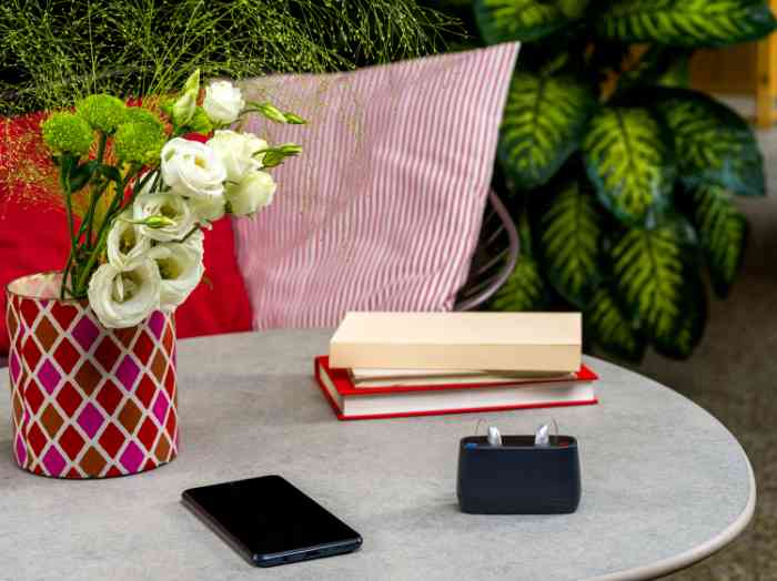 Borne de recharge d'appareils auditifs sur une table