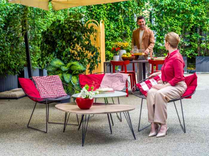 Femme assise dans un restaurant en plein air