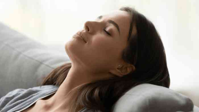 Couple souriant devant une tablette