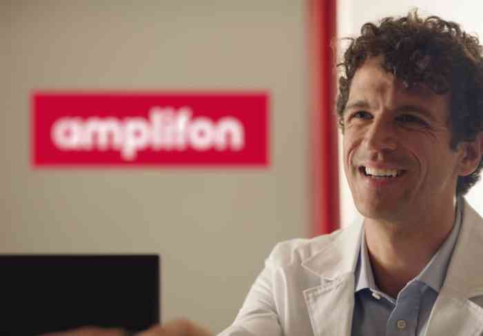 Gros plan sur un audioprothésiste souriant d'Amplifon