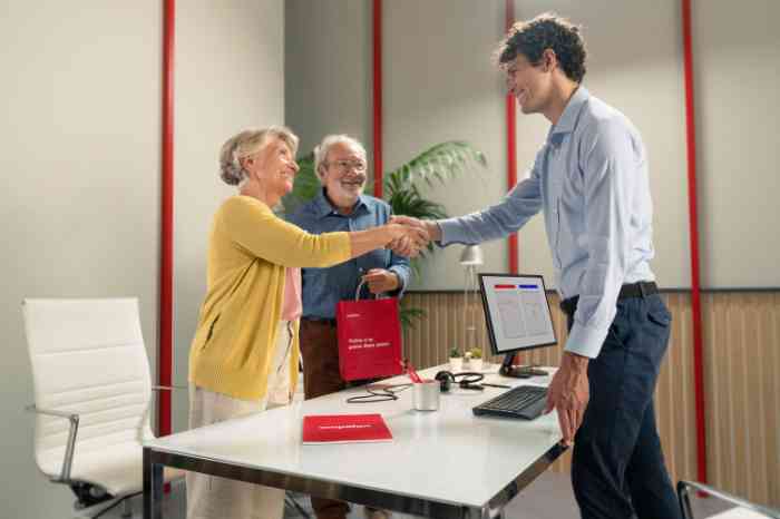 Audiologiste serrant la main de ses clients