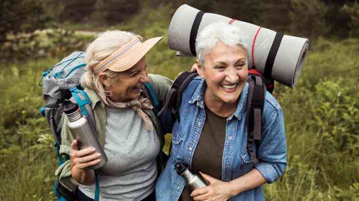 Deux femmes marchant dans les montagnes