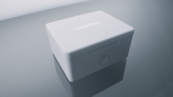 Uomo di mezza età utilizza Amplifon app sul cellulare